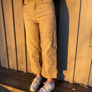 Lee manchesterbyxor - Manchesterbyxor från Lee🤍 passar fint i midjan men för korta för mig därav har de knappt använts.