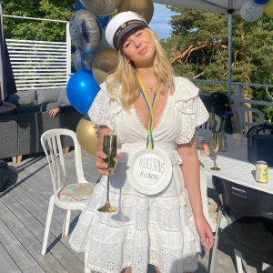 Studentklänning - Jättefin studentklänning som endast är använd en gång på studenten. Skriv om ni vill ha fler bilder:)Skulle säga att den passar s eller xs