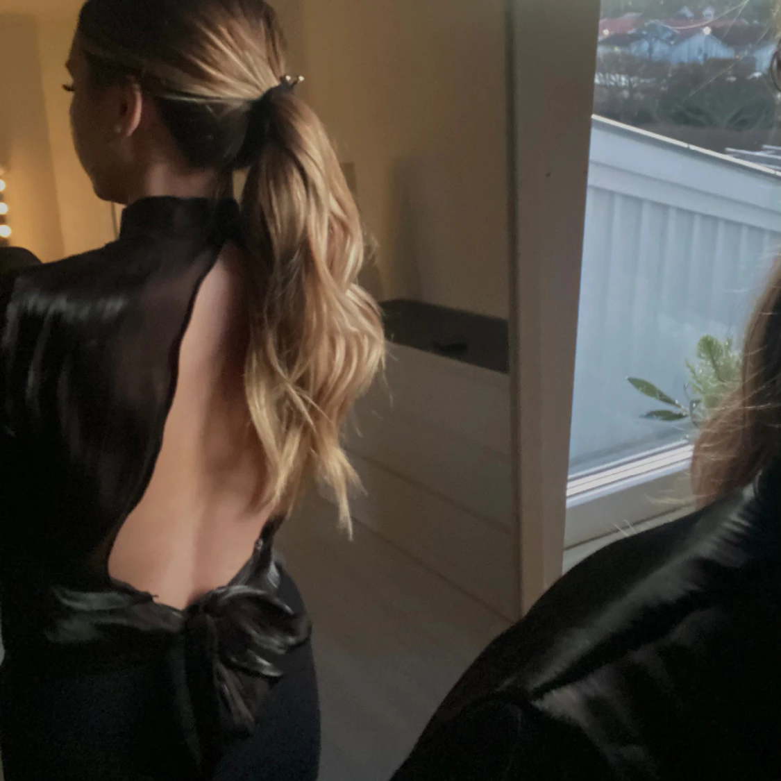 Glansig festtopp från NA-KD