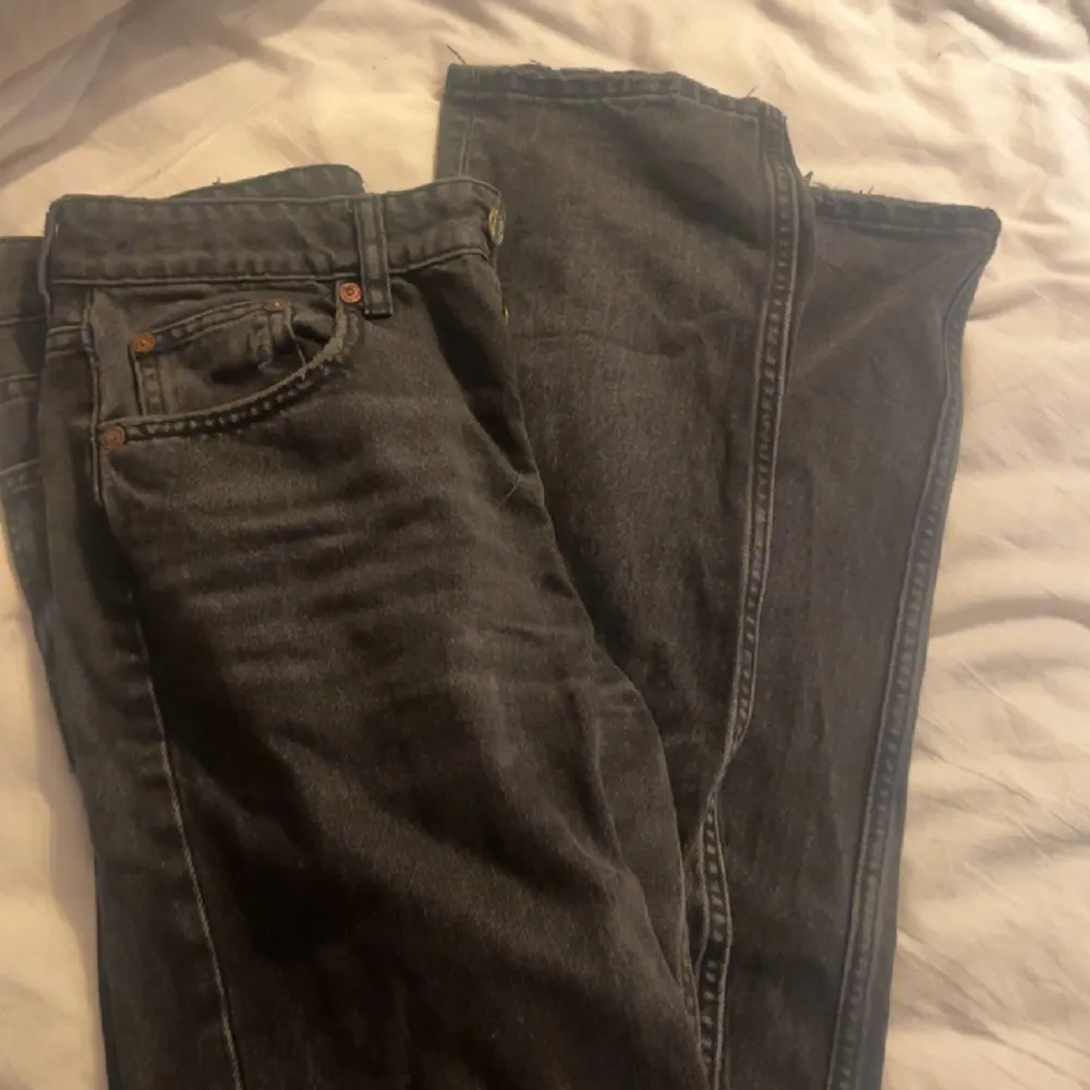 Mid rise straight jeans från zara i svart/mörkgrå😍😍nypris 360, finns inte kvar att köpa!. Jeans & Byxor.