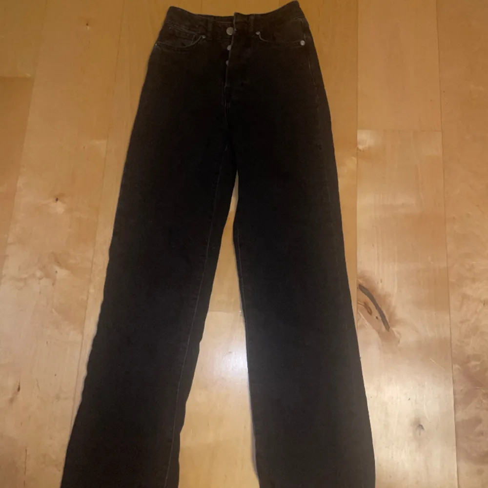 Bikbok-jeans i modellen regular wide, superfint skick men säljer pga för små. Storlek: 24 längd: 32. Jeans & Byxor.