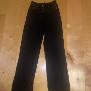 Svarta Jeans - Bikbok-jeans i modellen regular wide, superfint skick men säljer pga för små. Storlek: 24 längd: 32