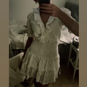 Klänning - Säljer min fina sommarklänning, passar perfekt till studenten! Är i st S/M så passar båda! Hör gärna av er innan ni trycker på köp nu! 