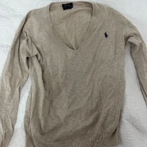 V- RINGAD RALPH LAUREN TRÖJA - V ringad beige ralph lauren tröja, storlek S
