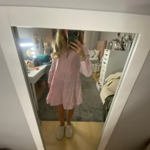 Rosa klänning  - Rosa jättesöt klänning. Använd 1 gång. Säljer en likadan i blå som har prislappen på 