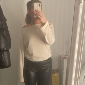 Stickad tröja - Breddaxlad, kan även ha den lite off-shoulder