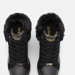 Guess sneakers. - Guess sneakers, höga, döld kilklack ca 9 cm.Tunn foder.  Mycket bekväma  Mycket bra skick. Knappt använd, nästan nya. Förstklassig skinnimitation, fuskpäls.  