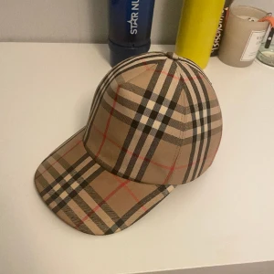 Burberry keps i storlek XS - Kepsen är i storlek XS Skick: 9/10 Pris går att förhandla. Nypris 3000kr