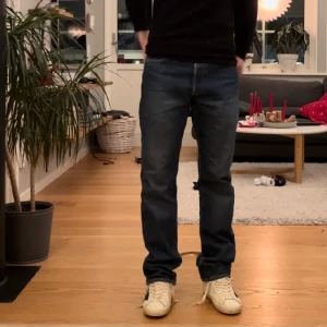 Mörkblå levis 501 jeans - Säljer mina roltogt schyssta helt nya levis 501 jeans. Köpa på levis butiken i Paris för 1300kr. Men säljer de nu för endast 700kr. Så passa på dessa lär säljas snabbt. Gratis frakt!