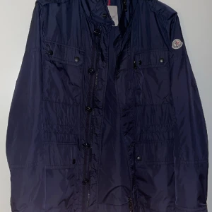 Moncler Cristian Giubbotto - Bra skick! Finns en liten flaw som sitter i på insidan i kragen. Det syns inte vid användning.