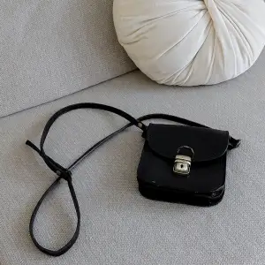 Liten svart läderväska, crossbody. Super fin och inte särskild sliten. Den är köpt och gjord i Florence Italien av genuint läder. Svart men guld detaljer. Super fin men kommer inte till användning då jag är en silver tjej