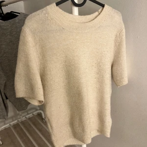 Trekvarts ärmad tröja - Jätte skön och snygg trekvarts ärmad stickad tröja från H&M💕💕