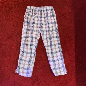 H&M pyjamas byxor  - Bara vanliga pyjamas byxor i bra skick lite slitna längst ner, möts helst upp 