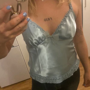 Babydoll-linne💙 - I satin. Justerbara axelband! Cute och trendigt 💙💙 passar M/L