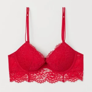 Jätte söt bh - Köpt från HM. Aldrig använd eftersom den är för stor. Orginalpris: 199kr. Perfekt inför alla hjärtans dag!