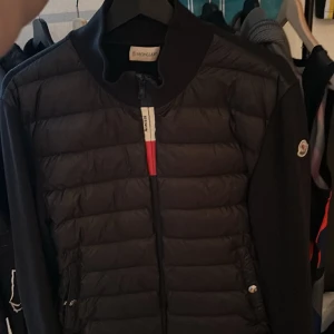 Moncler cardigan  - En jätte fin moncler cardigan i storlek L men passar M-L , två små märken på ryggen men annars jätte fint skick  2020 model
