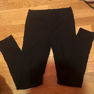 Svarta jeans  - Använd ganska många gånger men ser som ny ut 