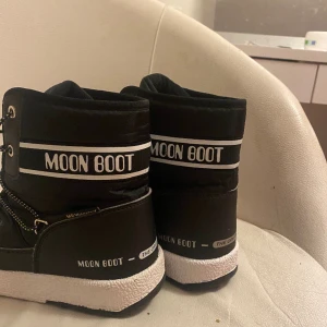 Moon boots - Säker pg att dom är för Småa och använder inte dom använd några få ggr 