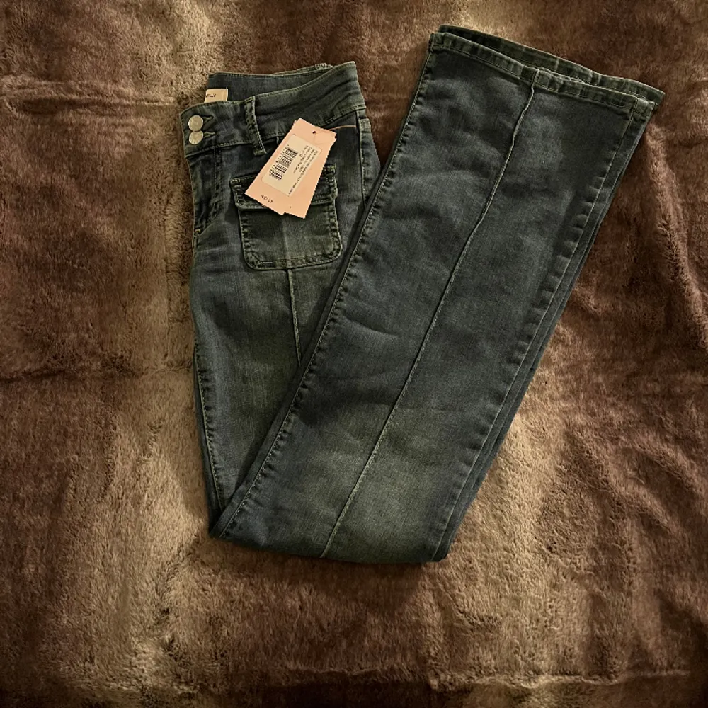 Populära jeans ifrån nelly 💕 HELT oanvända endast provade, prislappen kvar ☁️💕🫶 Säljer då dem var lite för stora och ej gratis retur! 💕storlek 34 och priset är fast! 🫶☺️. Jeans & Byxor.