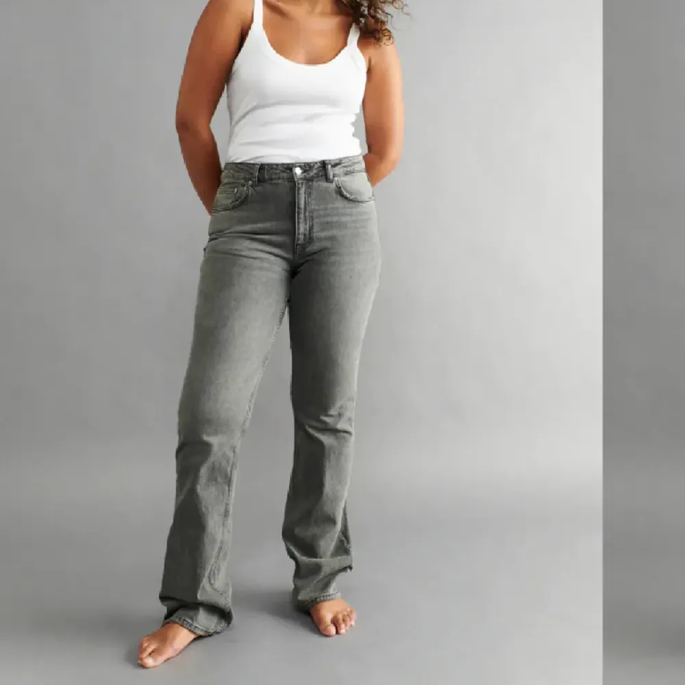 Säljer dessa jeans ifrån Gina då ja råkat köpa två, i nyskick, skriv privat för egna bilder🤍. Jeans & Byxor.