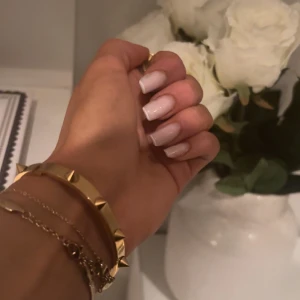 Armband med nitar, stainlessMe - SUPERSNYGGT guldfärgat armband med en massa nitar, från stainlessme i rostfritt stål, aldrig använt!!!!