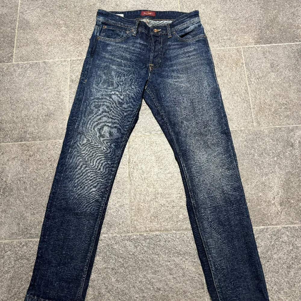 Hej, säljer dessa extremt feta Jack & Jones jeans. Modellen heter comfort/ Mike och sitter slim fit. Storleken är 28/30 men sitter som ett par 30/30! Priset går att diskuteras vid snabb affär! . Jeans & Byxor.