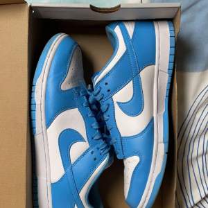 Nike Dunk low blue. Storlek 42.5 Perfekt skick! Nytt pris 1200 kr, priset kan diskuteras! 