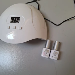 NAGELKIT - Jag säljer en uv lampa och två gellack då dom Inte kommer till användning tyväär. Gellacken är i färgerna vit och en rosa och är ifrån depended. Uv lampan är ifrån normal och funkar väldigt bra.