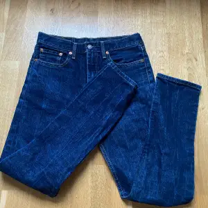 Mörkblå jeans från Levi’s som blivit använda ett fåtal gånger men är i mycket bra skick. Nypris 1299kr 