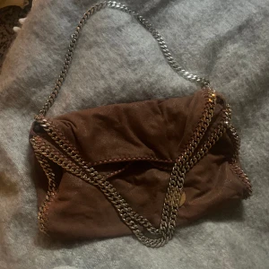 Stella mccartney väska - Säljer nu min älskade väska. Den är köpt på vestaire och där gjordes det även en äkthets check på väskan. Kan skicka bild på de om de finns intresse. Det är den stora väskan i brun färg med guldig kedja, bara att skriva om de dyker upp någon fråga! 