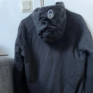 Sail Racing hoodie  - Tja, säljer detta plagget då den sällan används. Priset är inte hugget i sten, hör av dig om du har någon fråga.🙌