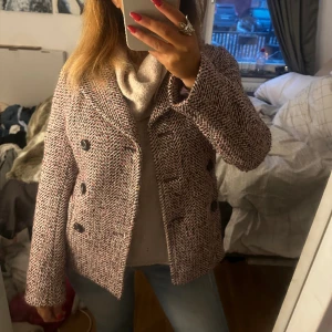 Säljer min fina vår/höst jacka - Säljer min fina rosa aktiga jacka eftersom den inte kommer till användning.💝