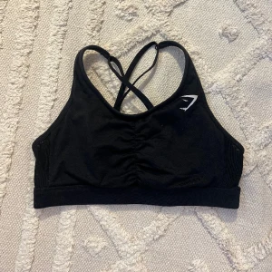 Sport-bh gymshark - Sport-bh från gymshark. I storlek s, jag har klippt bort lappen inuti då den kliade. Jättefint skick men kommer tyvärr inte till användning längre.