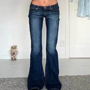 Säljer dessa Lågmidjade fina jeans som tyvärr it passa mig, bilderna är lånade från den förra ägaren. Midjemåttet är 37 cm rakt över och innerbenslängden är 80 cm, skriv för fler frågor💕💕