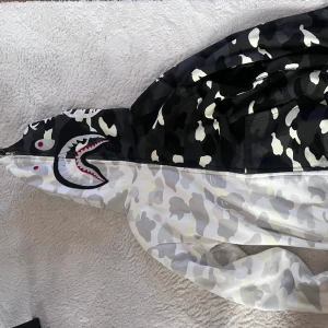 Bape Hoodie  - Svart och vit bape hoodie. Säljer för att den inte längre passar mig. 