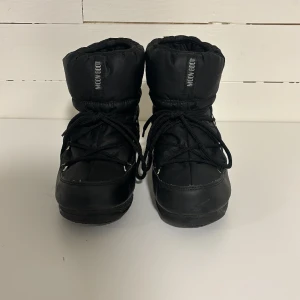 Moonboots - Jag säljer mina älskade moonboots i storlek 39🎀Skorna är i väldigt bra skick, bara använda några gånger. Säljer på grund av att de är lite för stora!🙏🏼 Inköpspris 2000kr
