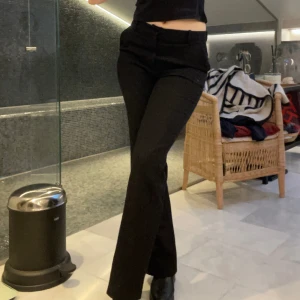 Kostymbyxor - Svarta kostymbyxor med fickor. Raka/utsvängda ben. Långa! Jag är 173 och har klackar på bilderna :) 