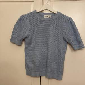 Blå tröja med puffärmar.Köpt för 300 men säljer för 150. Ifrån Vila i nyskick. Köptes förra veckan online men passade inte.