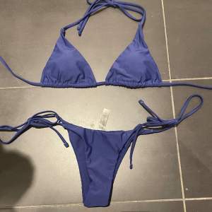 Mörkblå bikini från SHEIN i storlek S. Helt oanvänd!! Medföljer en cover up skirt