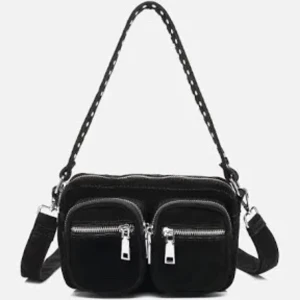 Noella väska - Säljer denna finna väska från Noella🩵 den stora modellen. Använd men i bra skick<3