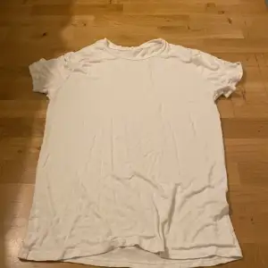 Vit bambu T-shirt från SANDE bamboo, använd 5 eller 4 gånger bra skick, original pris 150kr
