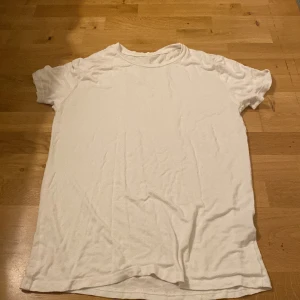 Vit bambu T-shirt - Vit bambu T-shirt från SANDE bamboo, använd 5 eller 4 gånger bra skick, original pris 150kr