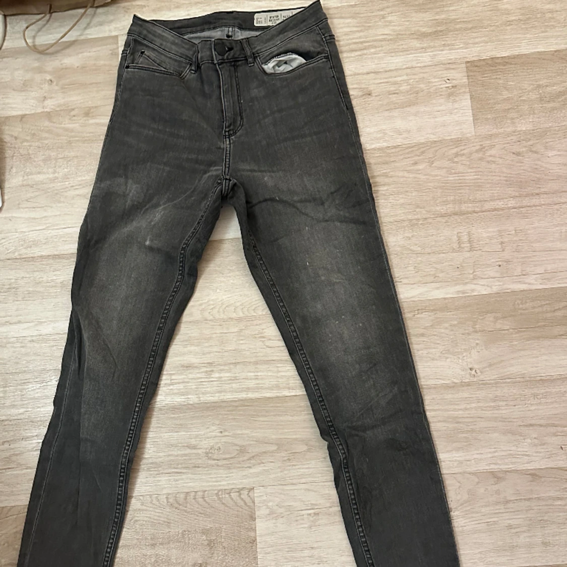 Gråa jeans
