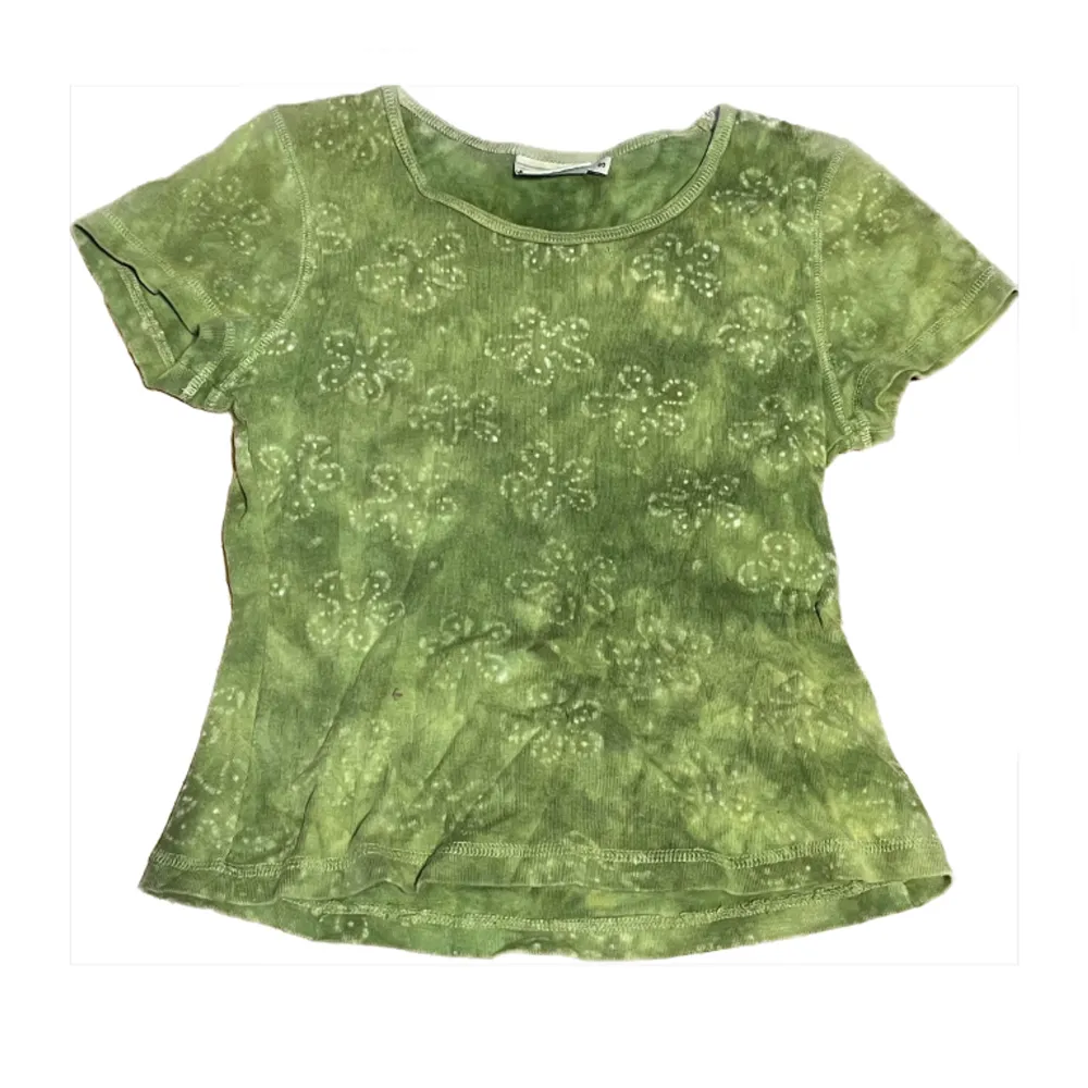 En super söt grön t shirt från Indiska! Ger lite fairy vibes och är perfekt till sommaren🧚Nästan aldrig använd och därför defekt fri!. Toppar.