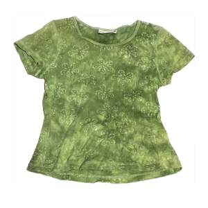 En super söt grön t shirt från Indiska! Ger lite fairy vibes och är perfekt till sommaren🧚Nästan aldrig använd och därför defekt fri!