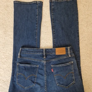 Levi's premium bootcut jeans - Mina favvo Levi's jeans i bootcut som gör att rumpan ser perfekt ut! 🥰😎 Nedsatt pris pga slitaget på insidan av låret! Verkligen supersköna och snygga!