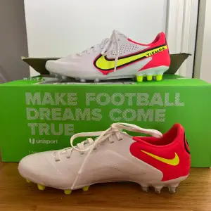 Nike tiempo fotbollsskor helt oanvända! Köptes i fel storlek. Köparen står för frakten💛