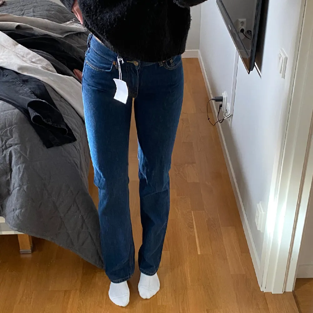Säljer dessa nya Bikbok jeans med lapparna kvar! De är i low waist modell! Säljer då dom inte satt jag jag önskade!💕 jag är 175 för referens! 26/34, nypris 700kr. Jeans & Byxor.