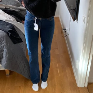 Helt nya jeans  - Säljer dessa nya Bikbok jeans med lapparna kvar! De är i low waist modell! Säljer då dom inte satt jag jag önskade!💕 jag är 175 för referens! 26/34, nypris 700kr