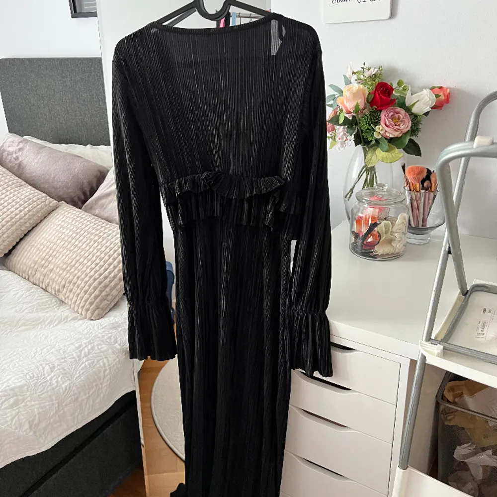 Säljer denna fina svarta klänning i storlek S, endast använd en kväll!!🤍. Klänningar.